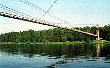 Подвесной мост в Мостах через реку Неман – единственный такого рода в Беларуси