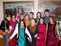 Участники и зрители вечера в средневековом стиле